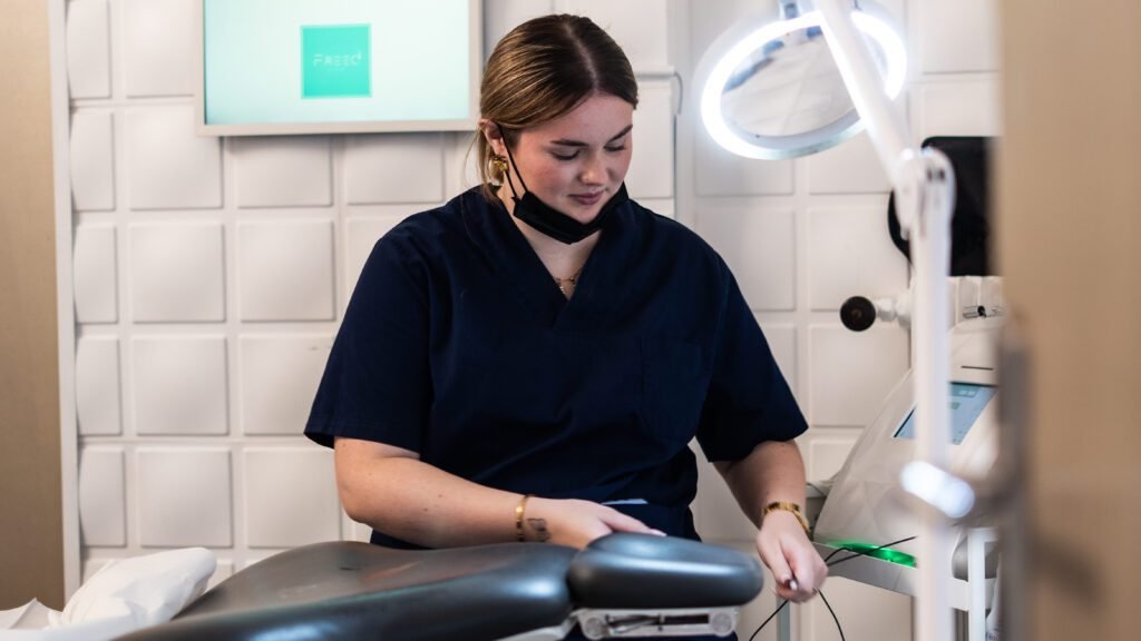 Déroulement d’une séance d’électrolyse pour les sourcils
