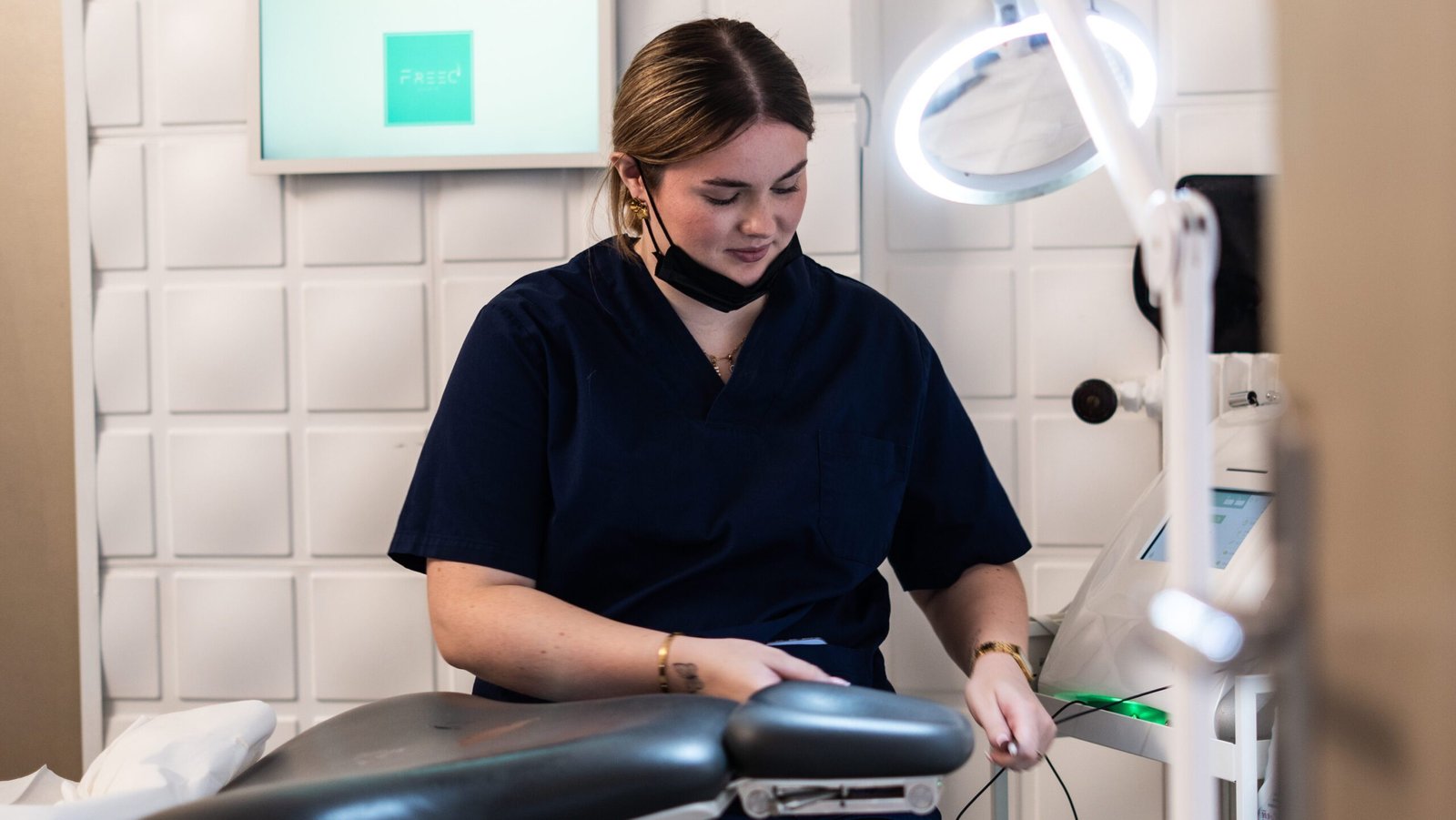 Déroulement d’une séance d’électrolyse pour les sourcils